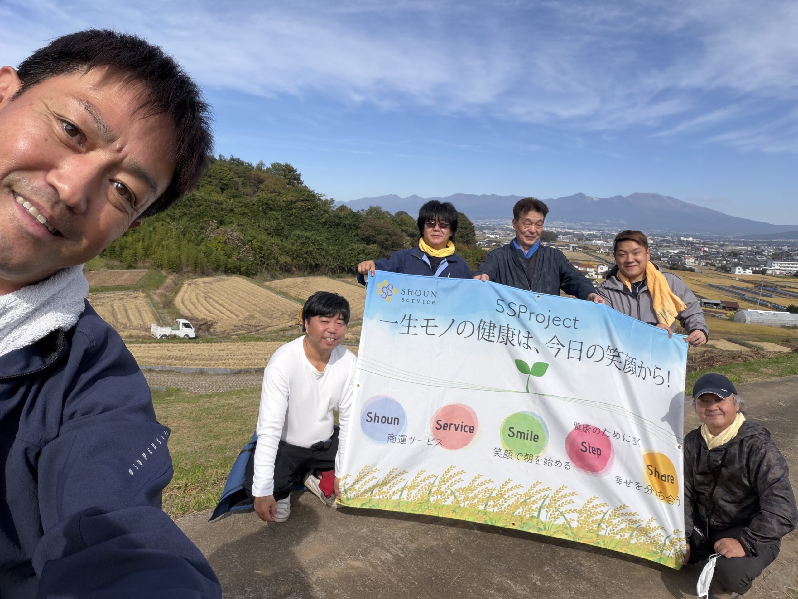 株式会社商運サービスの福利厚生5SPJで長野県・埼玉・東京の社員が力を合わせて行った10月17日脱穀作業全般の風景